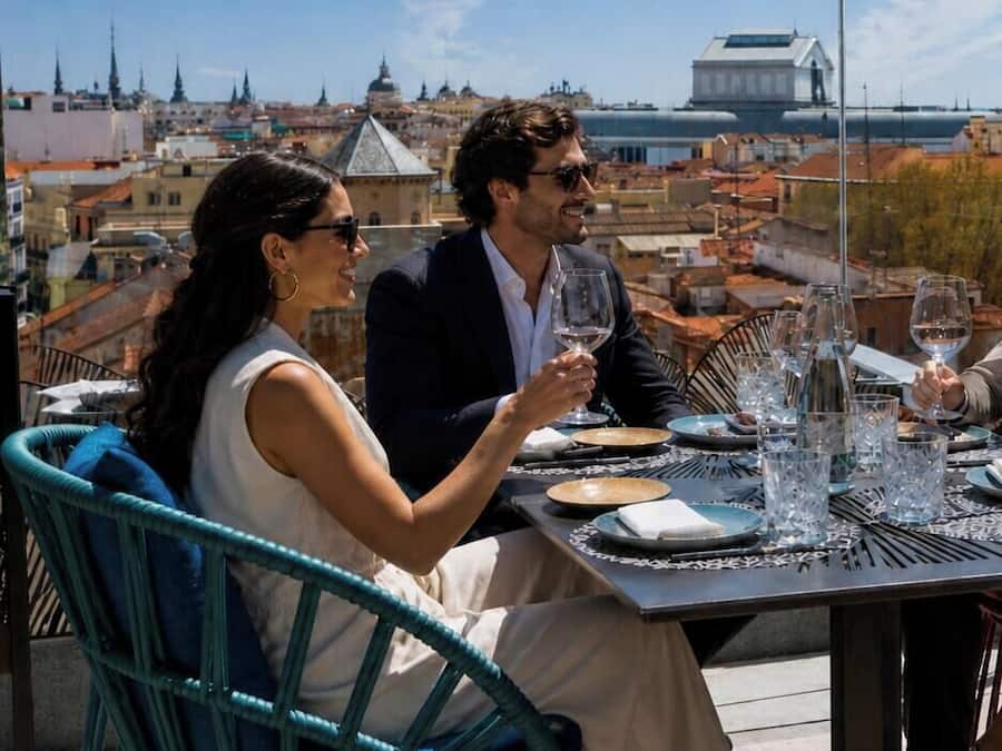 2 restaurantes, com serviço de almoço e jantar; culinária mediterrânea