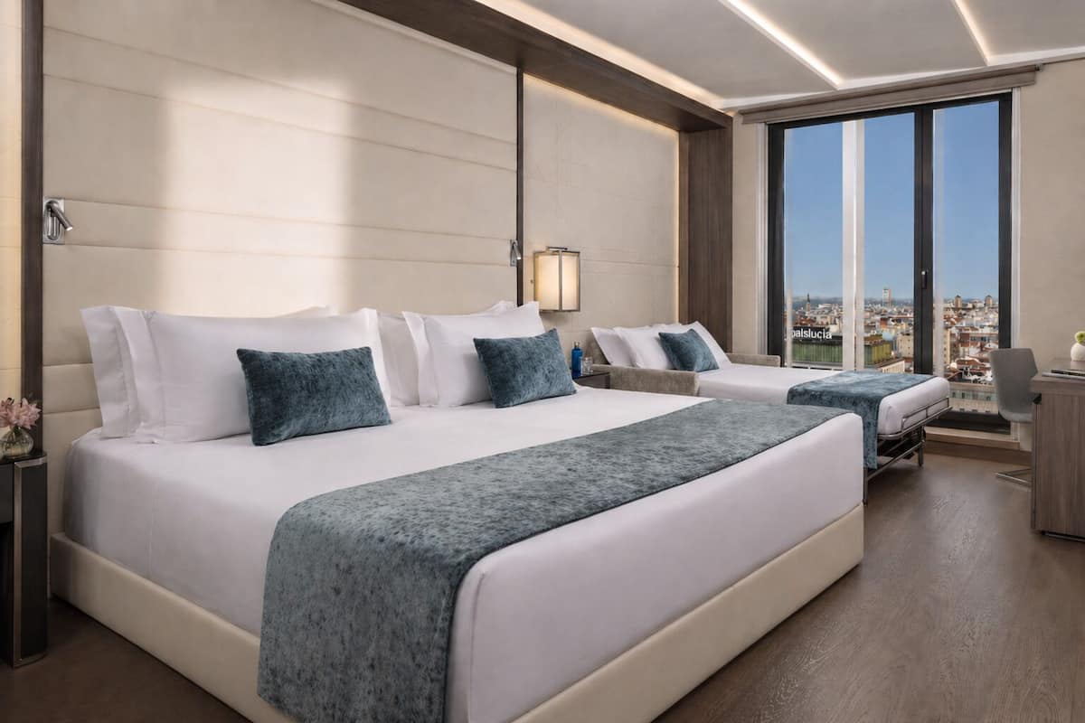 Ropa de cama de alta calidad, edredón, camas con pillow-top y minibar