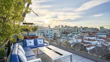 2 restaurantes, com serviço de almoço e jantar; culinária mediterrânea