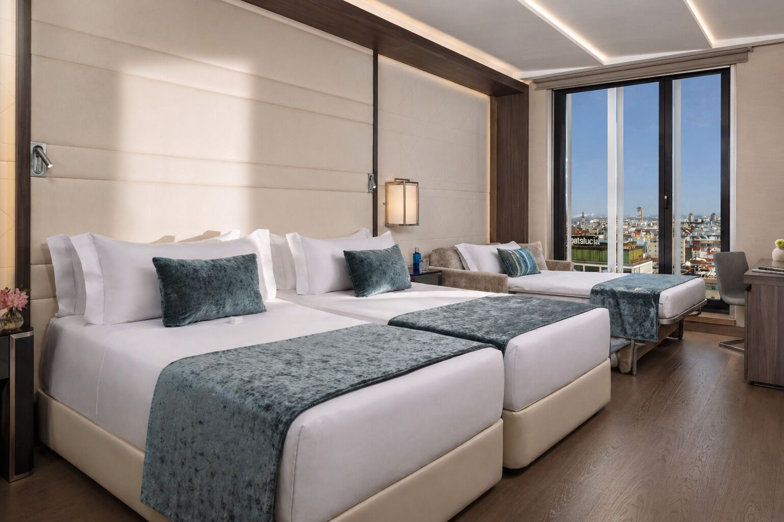 Habitación triple Deluxe (3 Adults) | Ropa de cama de alta calidad y edredones de plumas