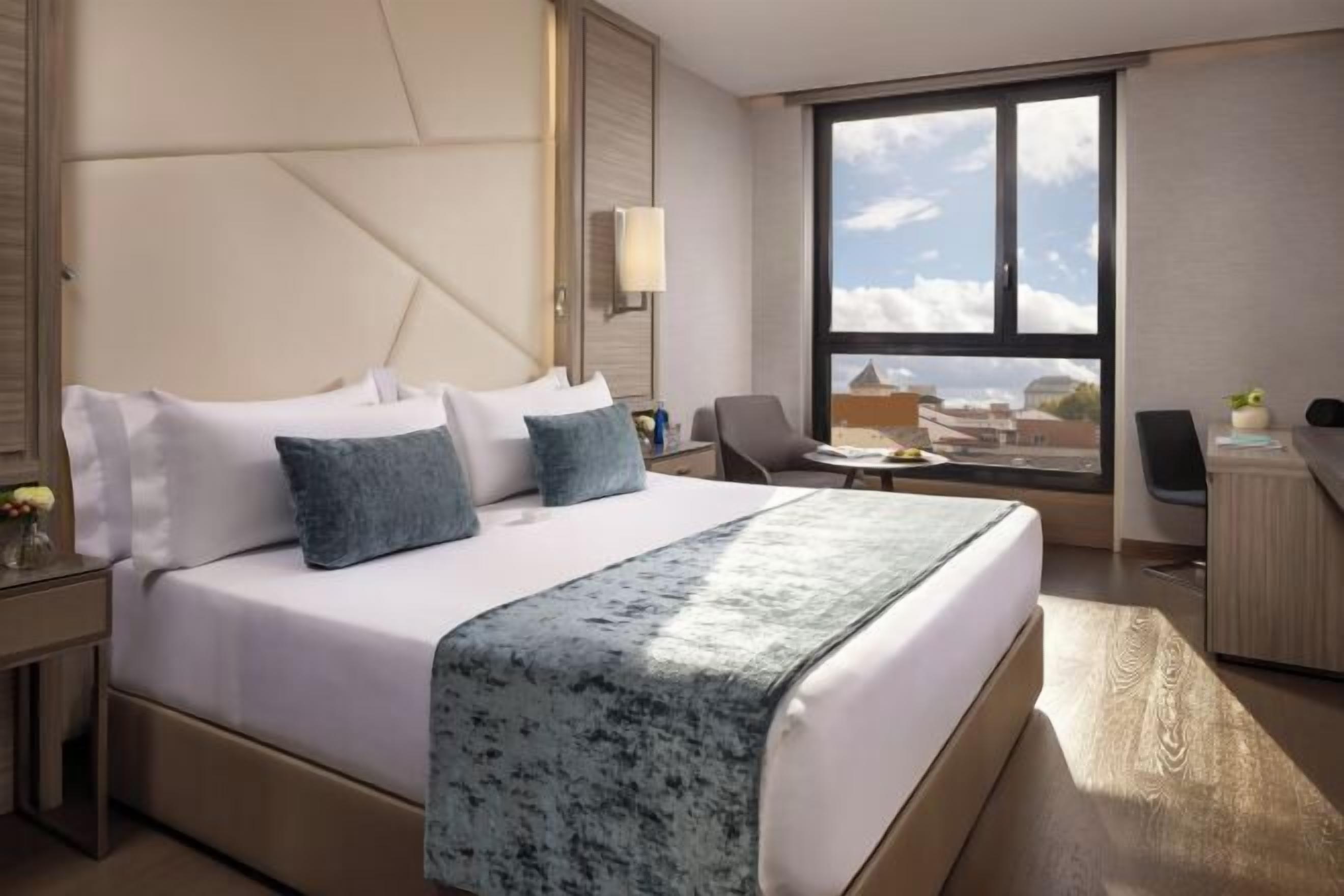 Luxe beddengoed, donzen dekbedden, pillowtop-bedden, een minibar