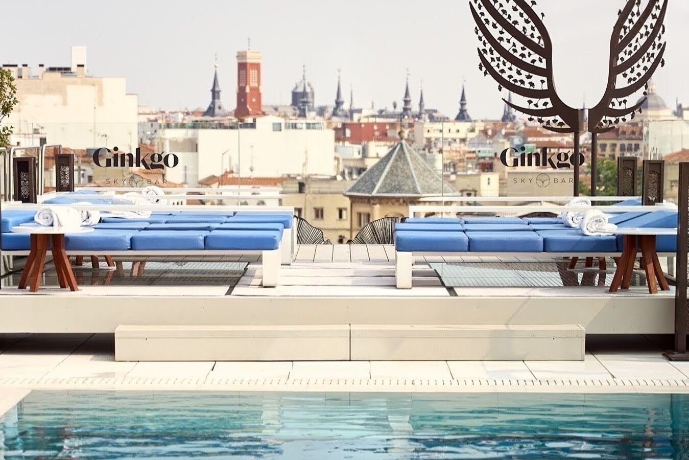 En säsongsöppen utomhuspool, solstolar och livvakter på plats