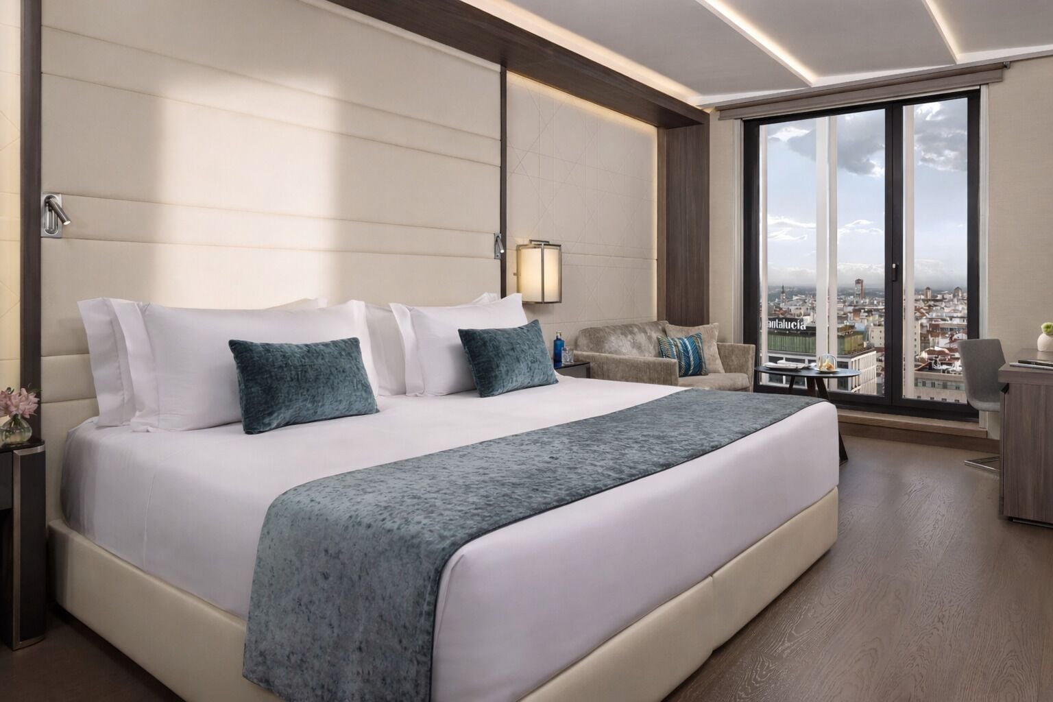 高級寝具、羽毛の掛け布団、ピロートップベッド、ミニバー