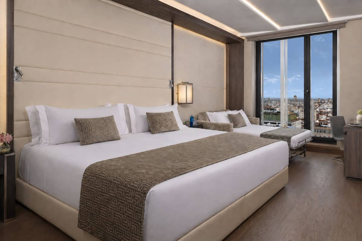 Ropa de cama de alta calidad, edredón, camas con pillow-top y minibar