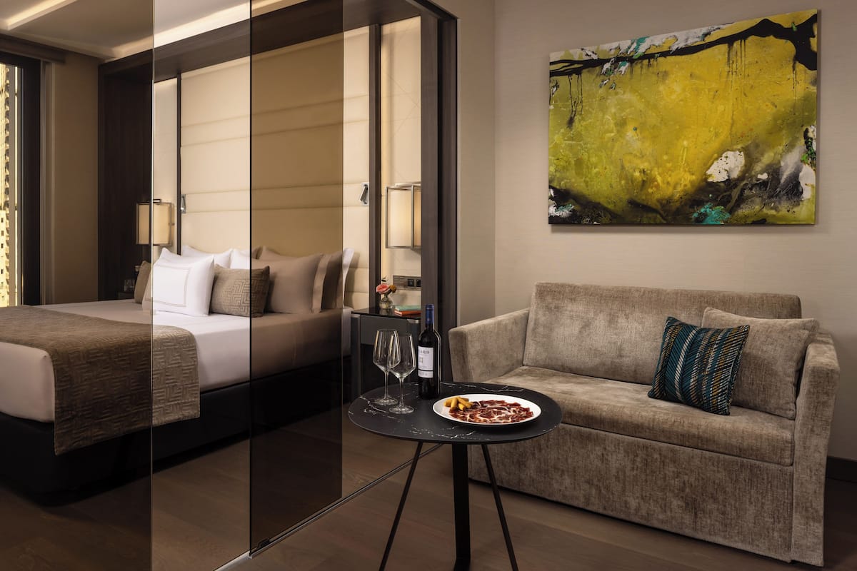 Luxe beddengoed, donzen dekbedden, pillowtop-bedden, een minibar