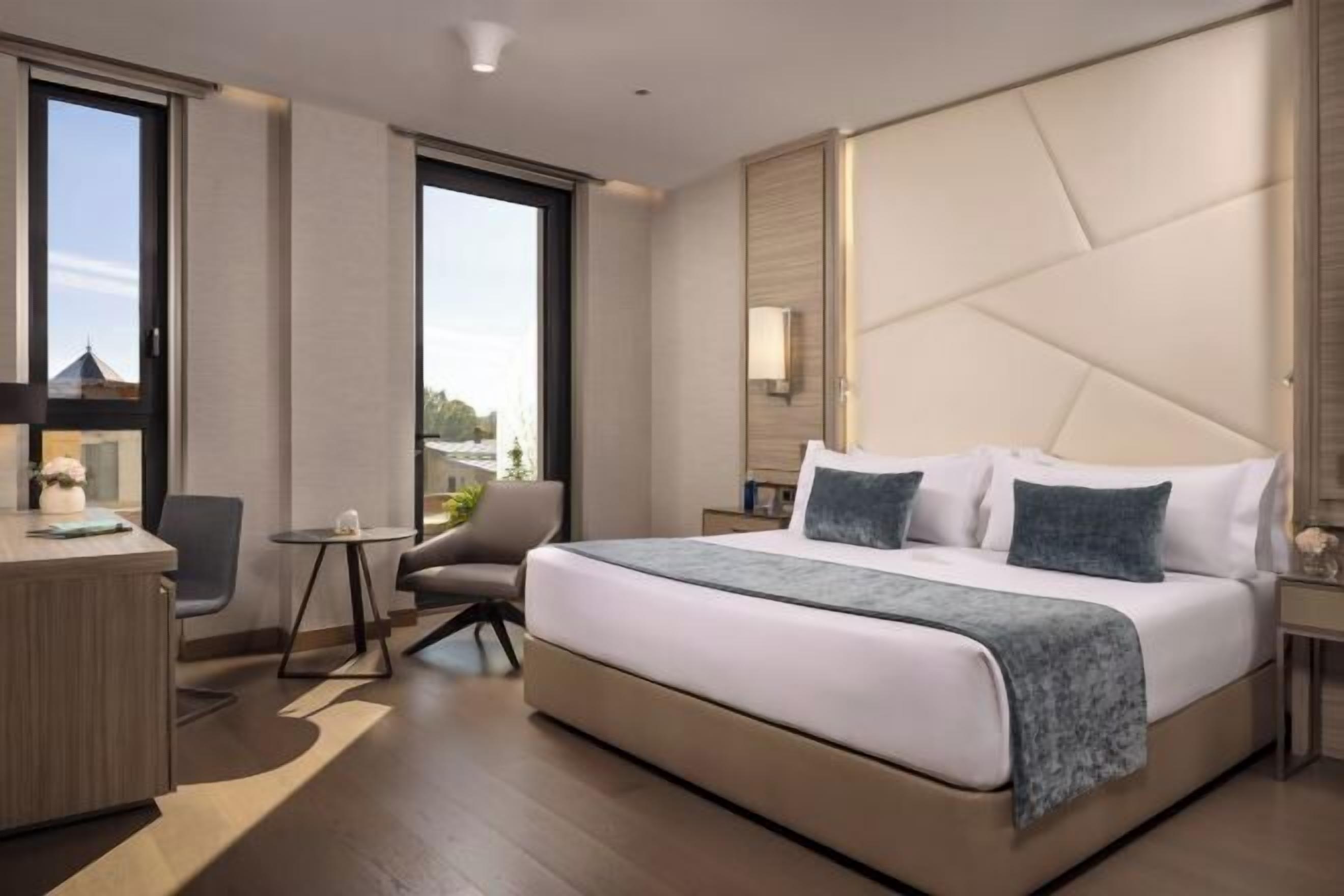 Luxe beddengoed, donzen dekbedden, pillowtop-bedden, een minibar