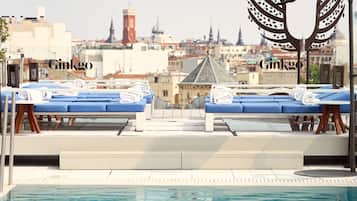 Hồ bơi ngoài trời phục vụ theo mùa, ghế dài tắm nắng