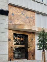 2 restaurants; lunch, dinner, and brunch served