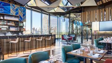 2 restaurants servant le déjeuner, spécialités Cuisine méditerranéenne