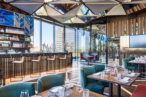 2 restaurantes; se sirven almuerzos, cenas y cocina mediterránea 