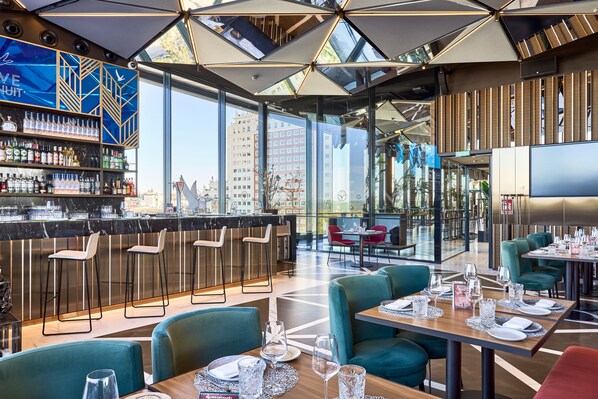 2 restaurants servant le déjeuner, spécialités Cuisine méditerranéenne