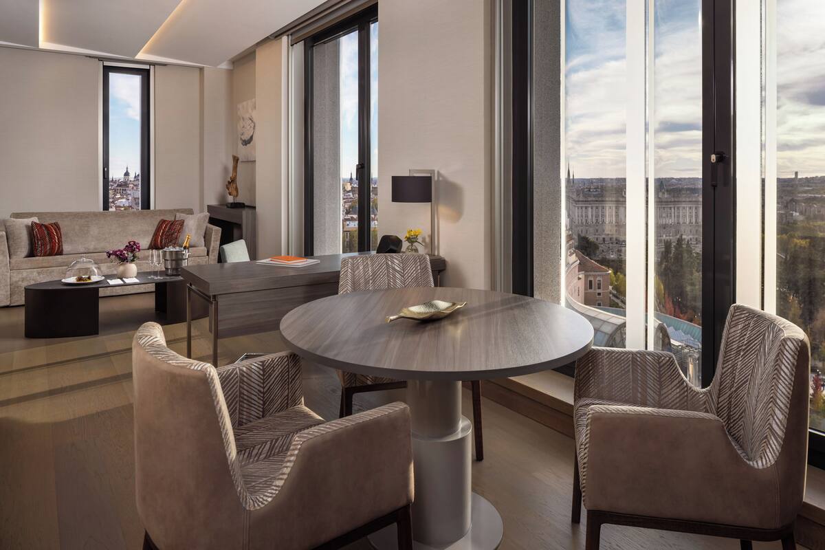 Sengetøy av topp kvalitet, dundyner, senger med overmadrass og minibar