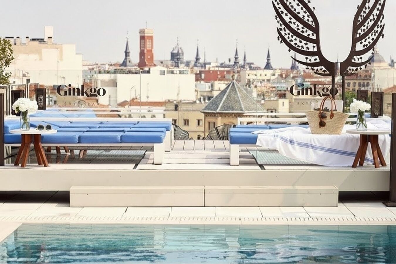 Piscine extérieure (ouverte en saison), chaises longues