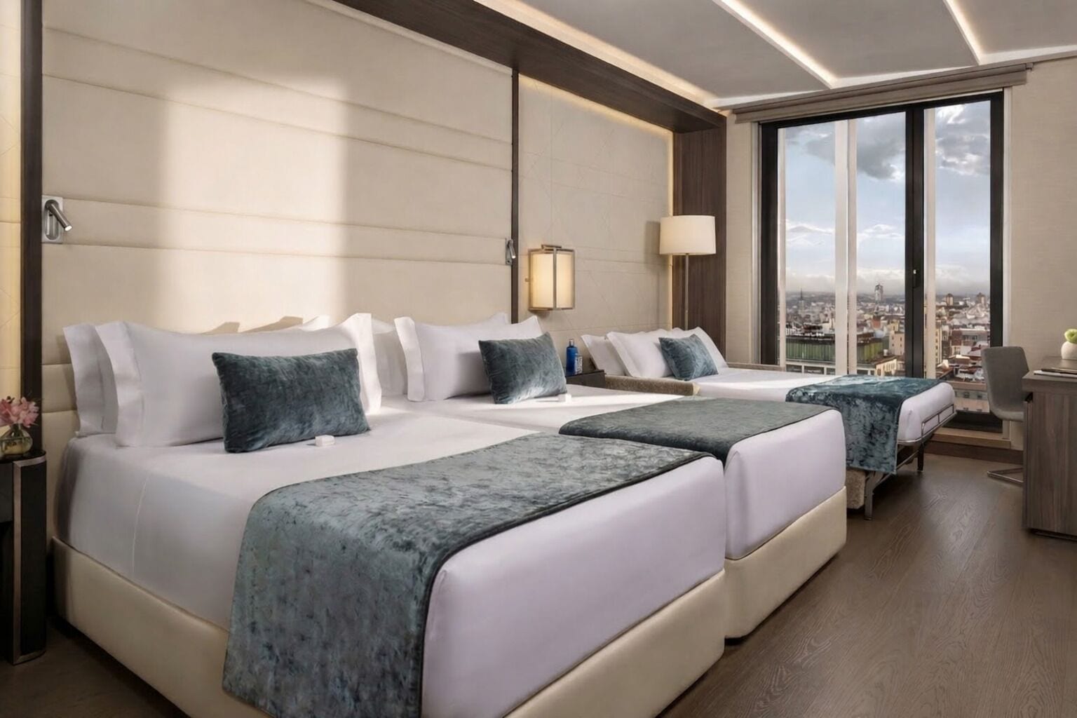 高級寝具、羽毛の掛け布団、ピロートップベッド、ミニバー