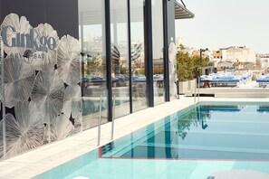 Kauden mukainen ulkouima-allas avoinna 11.00–19.00, aurinkotuoleja