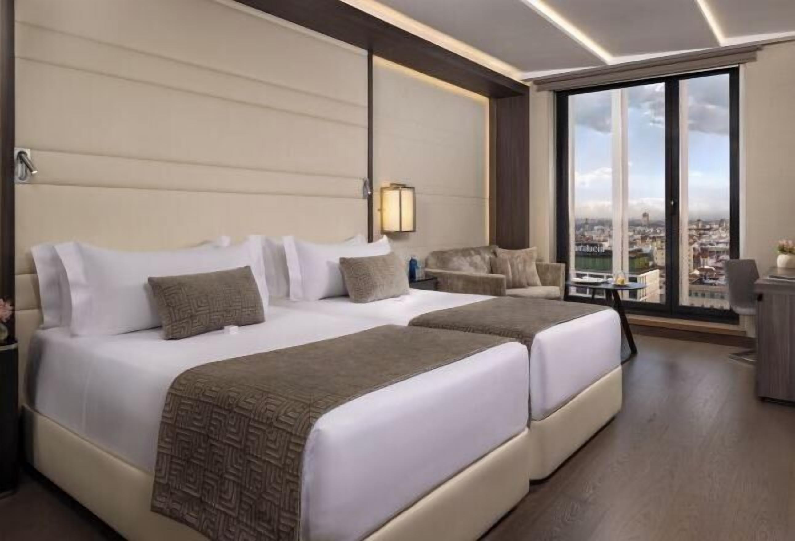 Luxe beddengoed, donzen dekbedden, pillowtop-bedden, een minibar