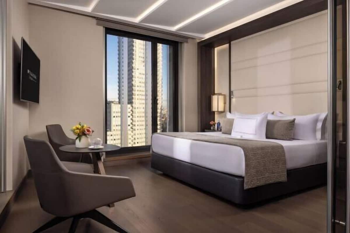 Luxe beddengoed, donzen dekbedden, pillowtop-bedden, een minibar