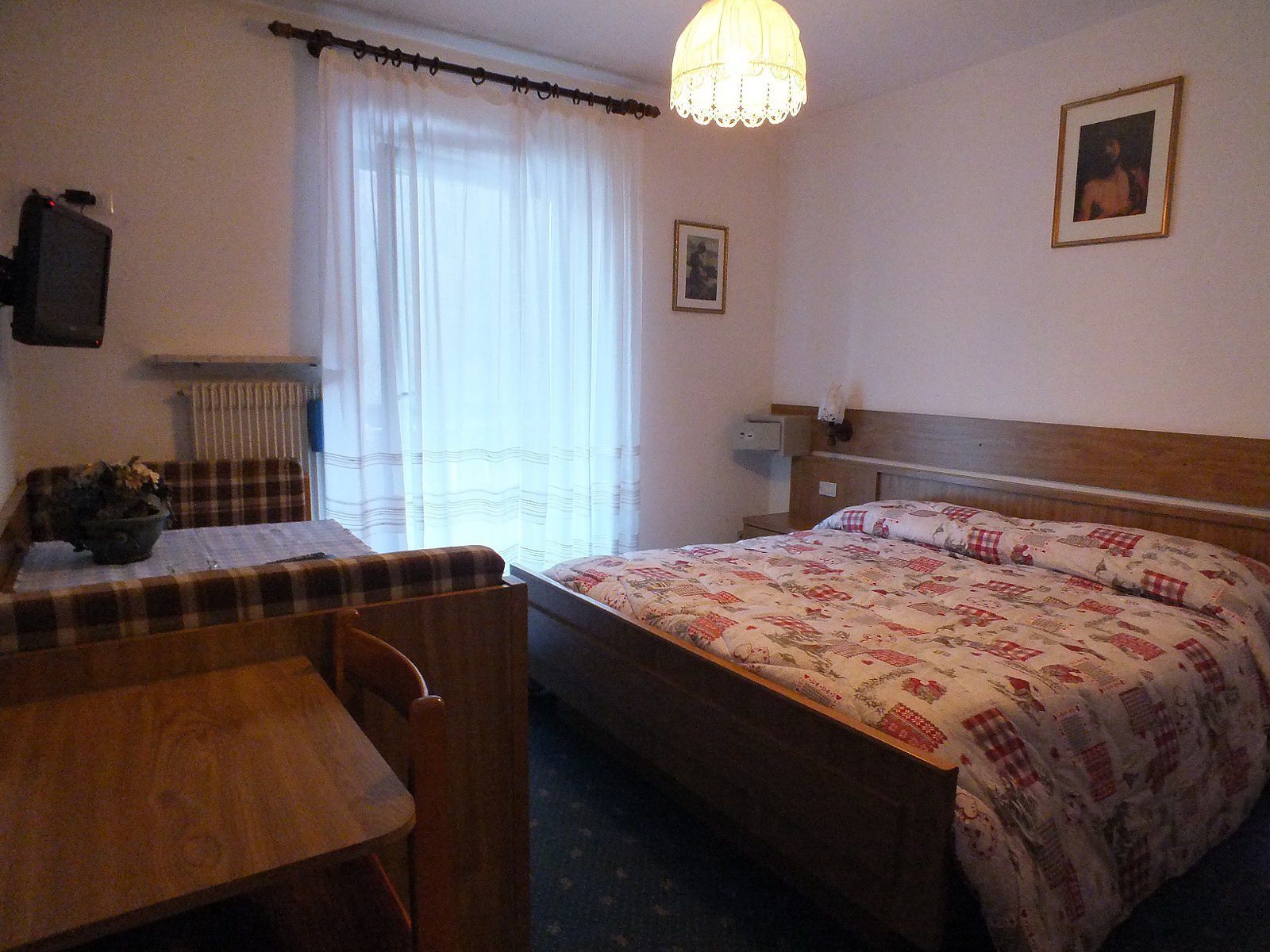 1 bedroom, desk, free wifi, bed sheets