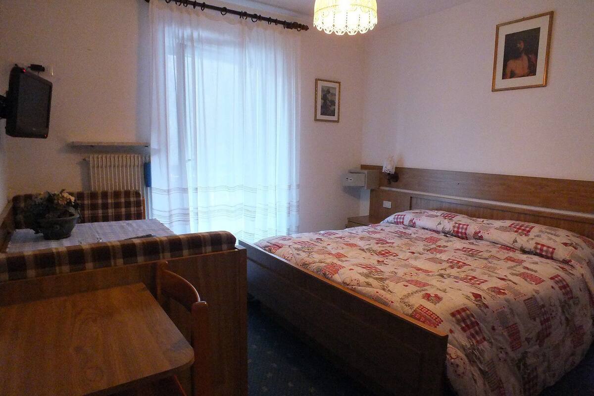 1 bedroom, desk, free wifi, bed sheets