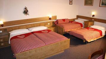 Escritorio, wifi gratis y ropa de cama