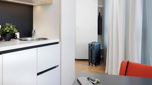 Rideaux occultants, chambres insonorisées, fer et planche à repasser