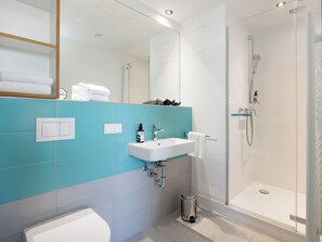 Een douche, een haardroger, handdoeken