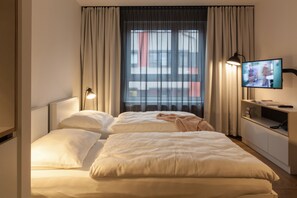 32-inch flat-screen TV with satellite channels, Smart TV - smartments Wien Hauptbahnhof (Vienna)