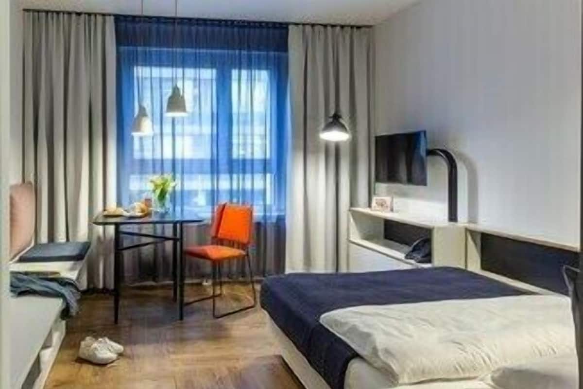 Verdunkelungsvorhänge, schallisolierte Zimmer, Bügeleisen/Bügelbrett