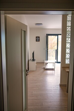 Departamento Premium, Terraza, vista al patio | Área de sala de estar | Smart TV y Netflix 