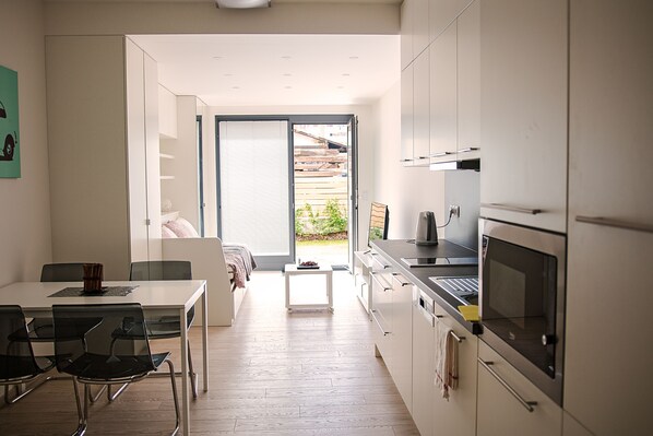 Departamento Premium, Terraza, vista al jardín | Área de sala de estar | Smart TV y Netflix 