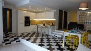 Familienapartment, 2 Schlafzimmer, Blick auf den Innenhof | Eigene Kochnische | Großer Kühlschrank, Mikrowelle, Herdplatte, Geschirrspüler