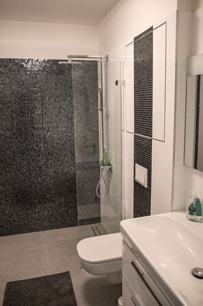 Premium-Apartment, Terrasse, Blick auf den Innenhof | Badezimmer | Dusche, Regendusche, kostenlose Toilettenartikel, Haartrockner