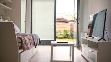 Apartamento premium, terraço, vista para o jardim | Área de estar | Smart TV, Netflix