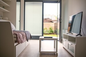 Departamento Premium, Terraza, vista al jardín | Área de sala de estar | Smart TV y Netflix 