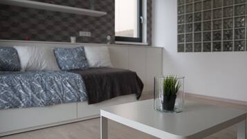 Apartamento premium, terraço, vista para o pátio | Área de estar | Smart TV, Netflix