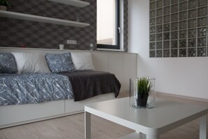 Departamento Premium, Terraza, vista al patio | Área de sala de estar | Smart TV y Netflix 