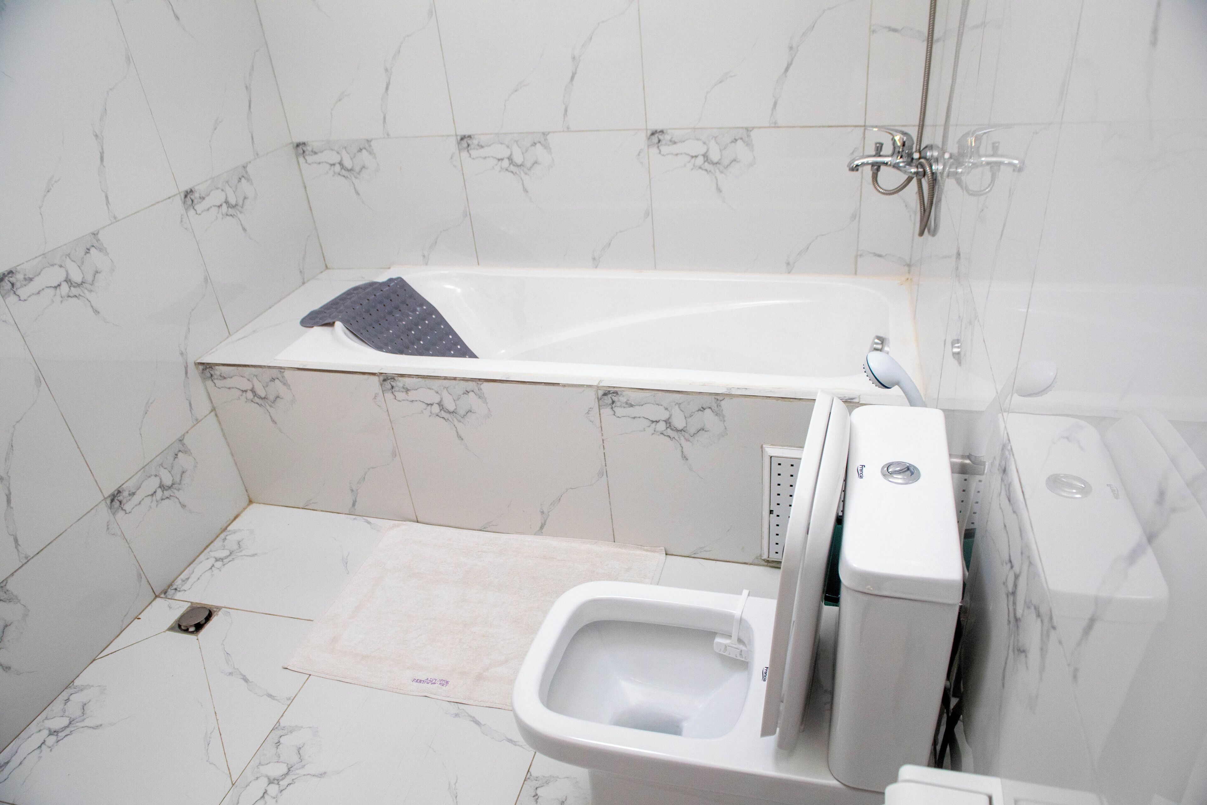 suite, kitchenette, pool view | deep-soaking bathtub