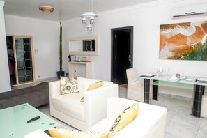 Suite, cocina básica, vistas a la piscina | Zona de estar | Una televisión de pantalla plana