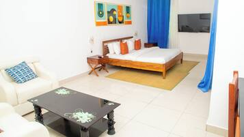 Suite, cocineta, vista a la alberca | Caja de seguridad en la habitación, escritorio y cortinas blackout