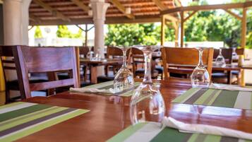 Lunch and dinner served, international cuisine