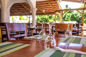 Se sirven almuerzos y cenas, cocina internacional