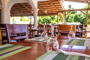 Lunch and dinner served, international cuisine