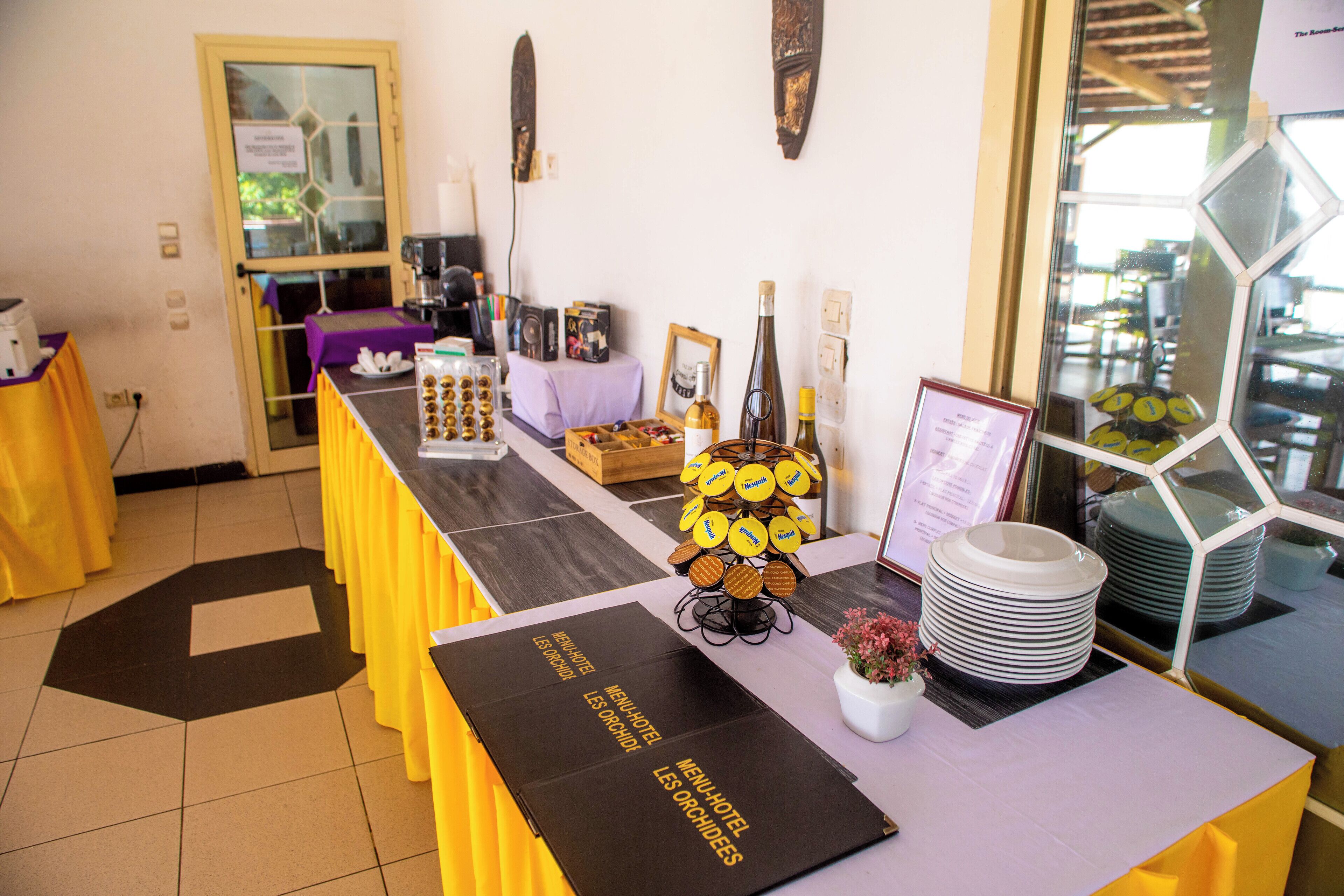 lunch and dinner served, international cuisine