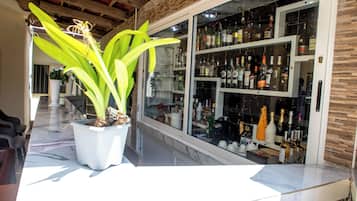 Bar junto a la piscina