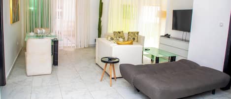 Suite, coin cuisine, vue piscine | Vue de la chambre