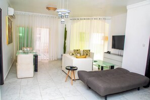 Suite, cocina básica, vistas a la piscina | Vistas desde la habitación