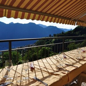 Se sirven desayunos y almuerzos, restaurante con mesas al aire libre