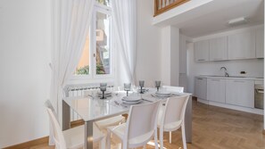 Appartement | Coin cuisine privé | Réfrigérateur, plaque de cuisson, bouilloire électrique, grille-pain