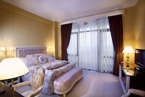 Superior Double Room | Minibar, in-room safe, individually decorated, individually furnished