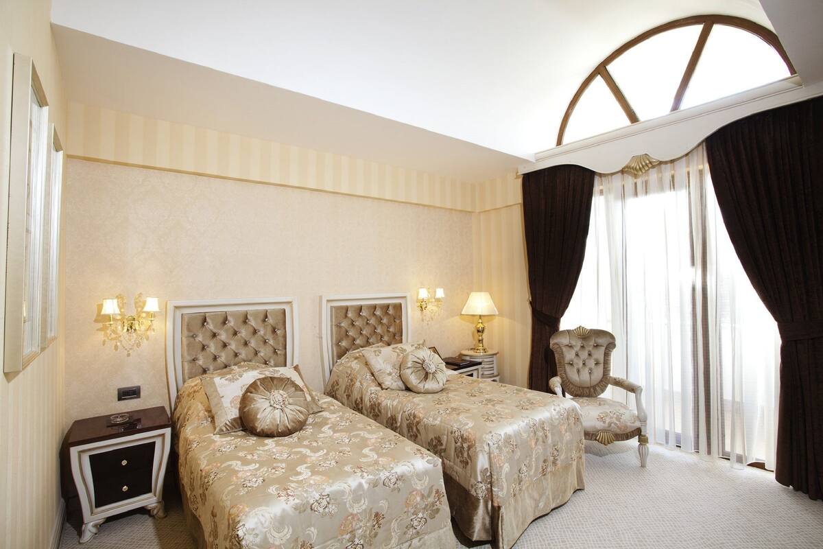 Deluxe Twin Room | Minibar, in-room safe, individually decorated, individually furnished
